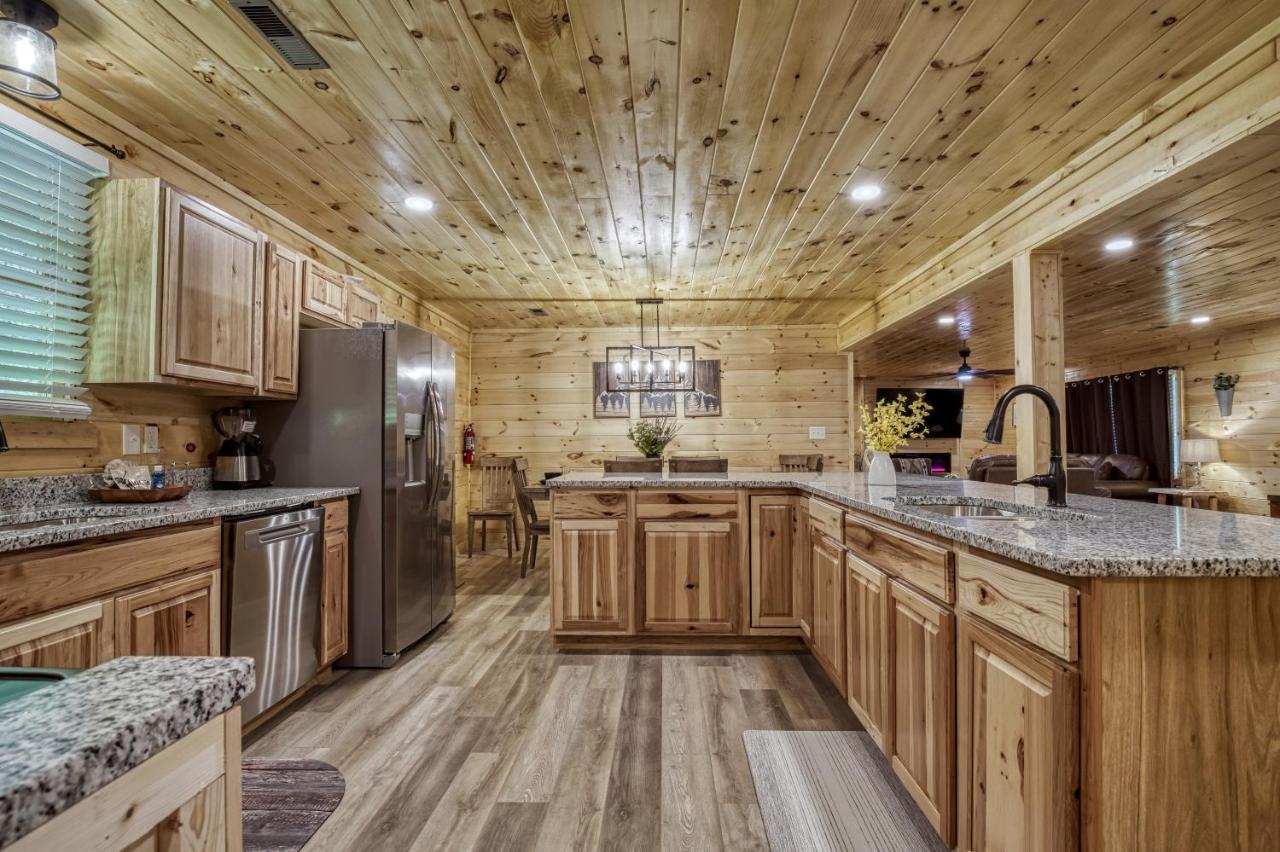 Hidden Creek, Pool Table, Hot Tub, 1089 Free Tickets Each Paid Day, Dollywood And More Gatlinburg Exterior photo